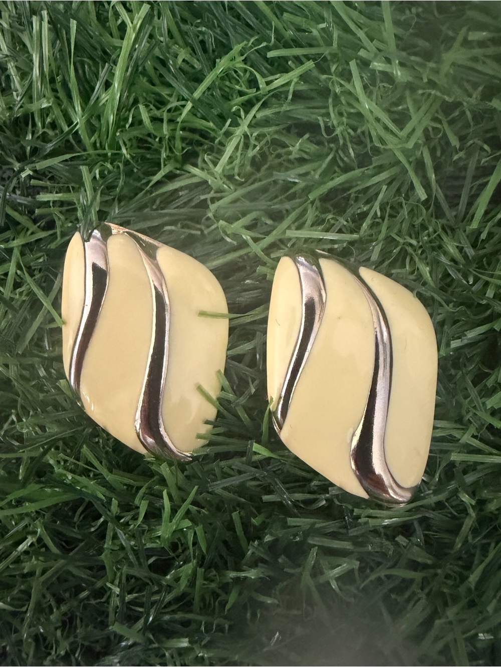 Vintage Cream and Silver Retro Wave Clip-On Earrings